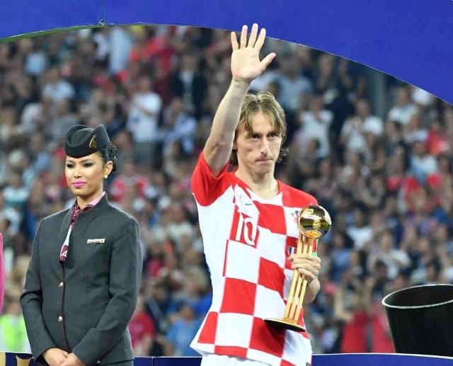 奥尔莫肩伤缺阵一个月，巴萨迎赛季关键考验