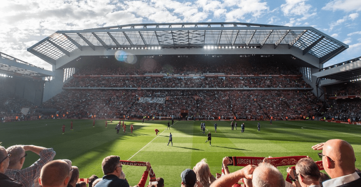 曼联客场不败创英超最长纪录，B费贡献2球1助攻，但防守漏洞明显，积分排名靠后。（曼联客场不败续写英超最长纪录，B费梅开二度并送助攻，防线隐患明显、积分依旧靠后）