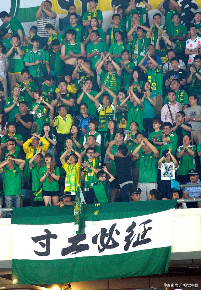 三连冠！上海海港加冕2025赛季中超冠军，摘下队史中超第四星