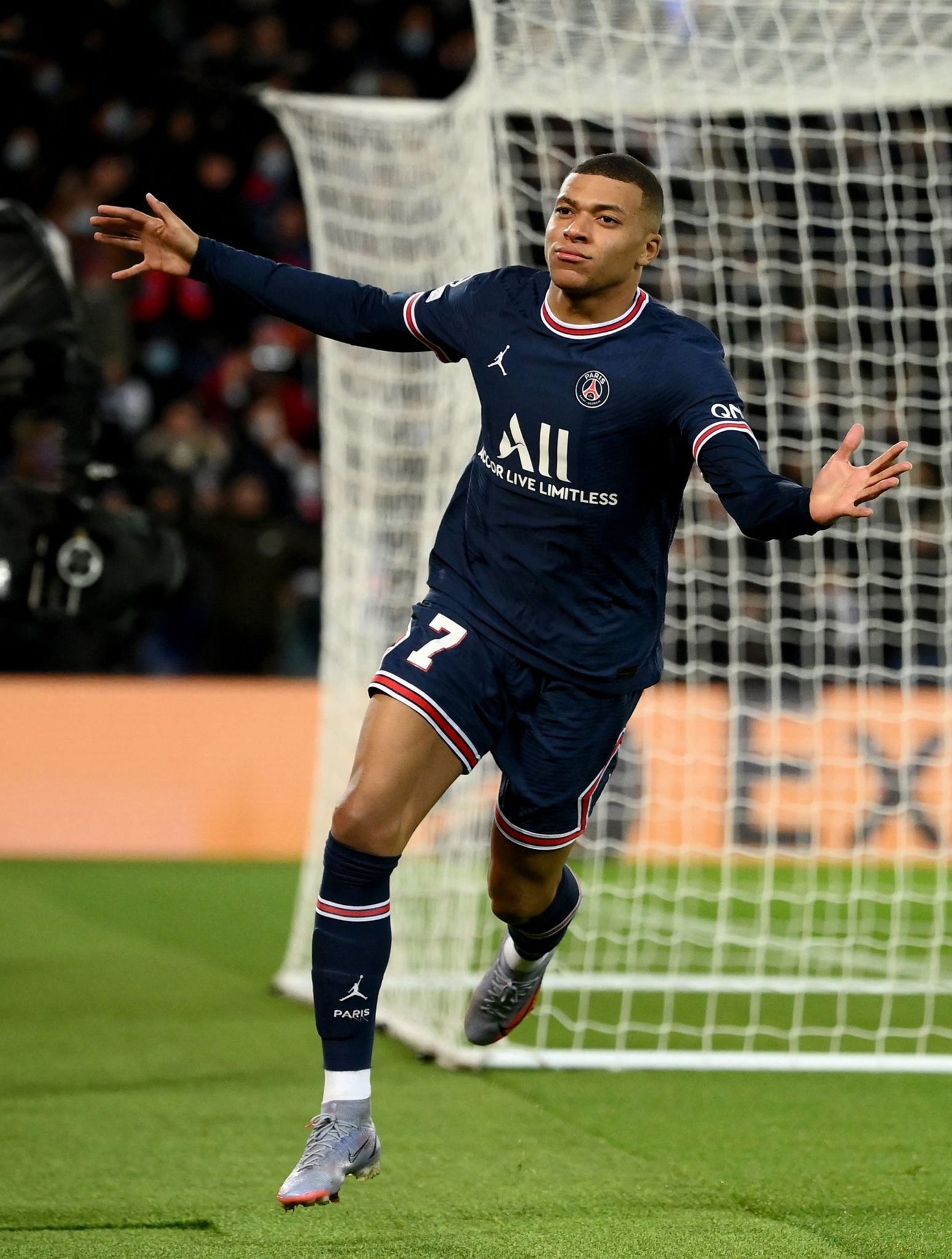 世界最经典的十大足球技巧（全球十大经典足球招式解析）