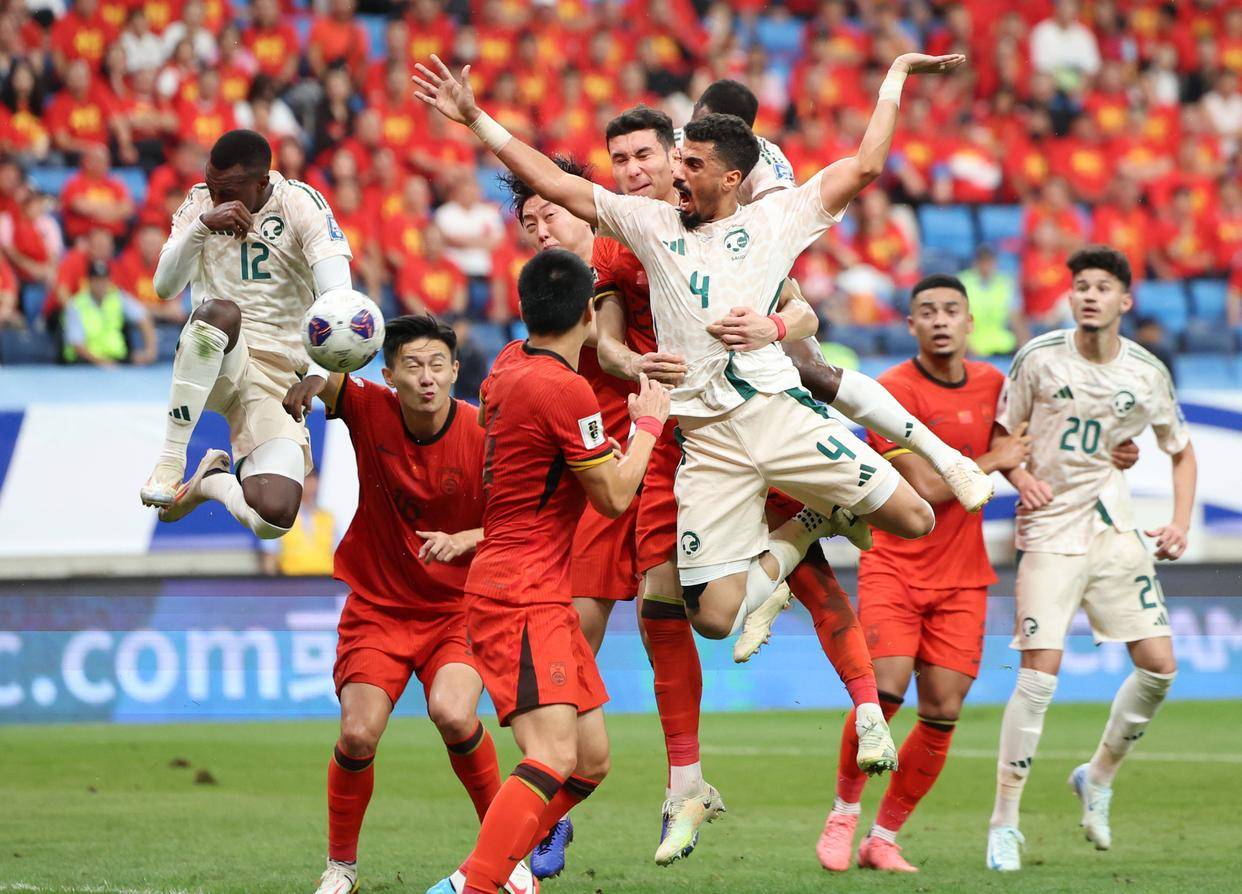 英博收官战以62330人刷新赛季中超上座纪录，比苏超单场最高多1人（英博收官战观众达62,330人，创本赛季中超上座新高，较苏超单场纪录多1人）