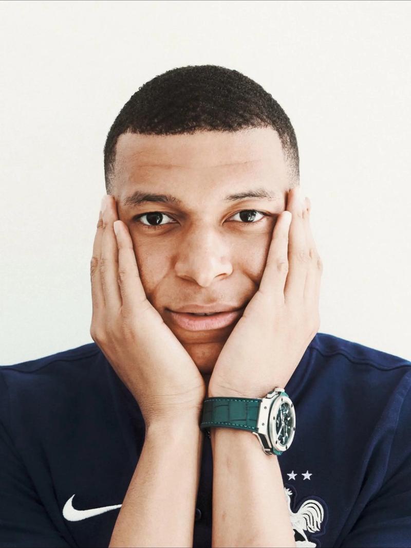 曼晚：巴莱巴在非洲杯遭遇伤病，若不严重曼联将继续追求他（曼晚：巴莱巴非洲杯受伤，若伤情无大碍曼联仍将推进引进）