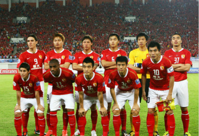 男子下棋时吸烟不慎引燃衣物