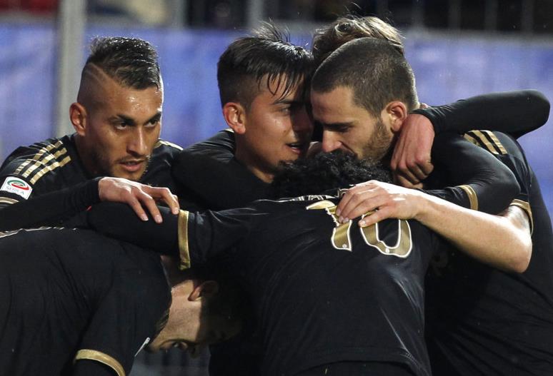 佐拉：当年有幸和马拉多纳一起练习任意球，让我能力明显提升