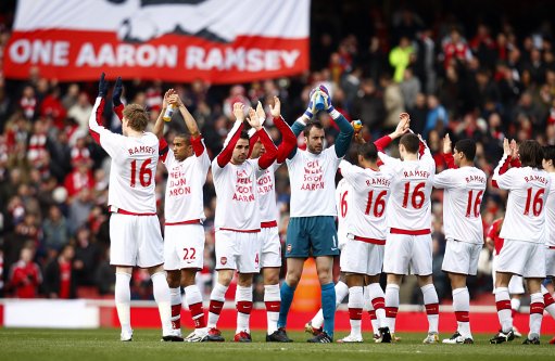 传记作者：莱万年少时常因身材自卑；他与渣叔的关系起初不好