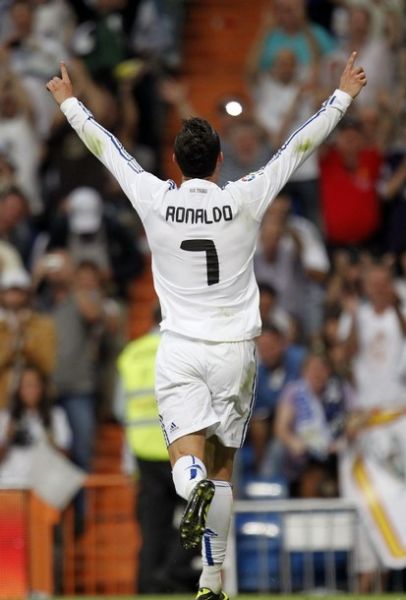 意甲媒体透露：米兰补强后防线时出现新名字：萨索洛的杰伊·伊德泽斯（意媒：米兰后防补强浮现新目标，萨索洛后卫杰伊·伊德泽斯）