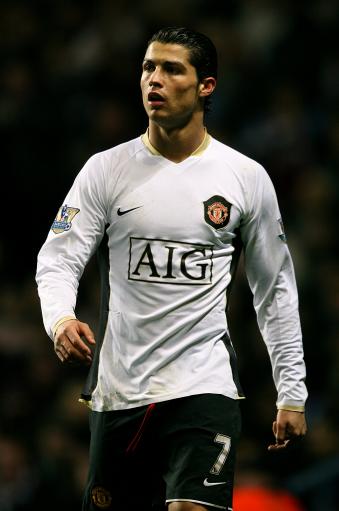 4次超越因扎吉，姆巴佩是欧冠客场戴帽次数最多的球员（姆巴佩4次欧冠客场戴帽，超越因扎吉成历史第一人）