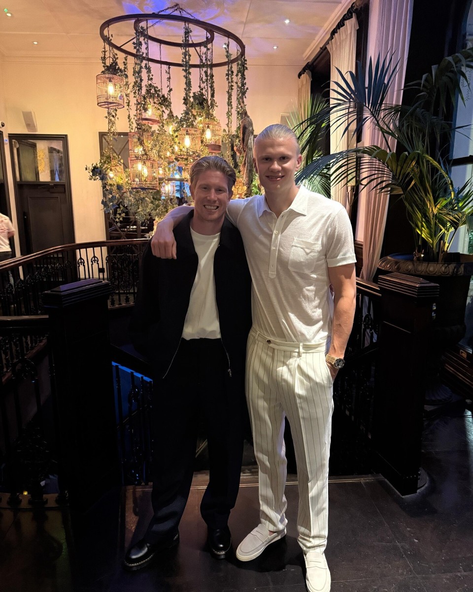 就在今天，12月8日凌晨！中超传来了青岛西海岸、武汉三镇和海港的新消息（12月8日凌晨，中超最新动态：青岛西海岸、武汉三镇与海港传来新进展）