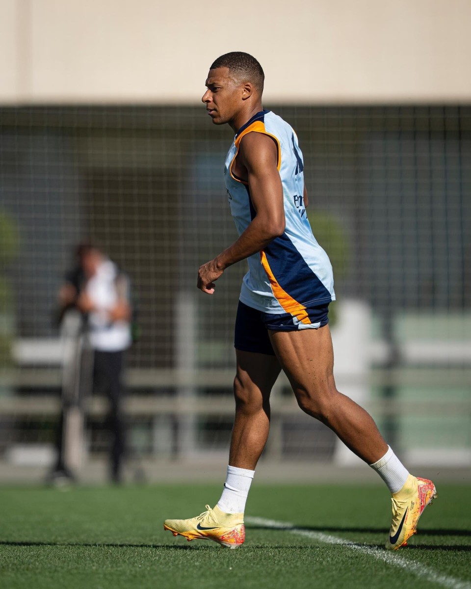 曼联客战水晶宫首发：芒特先发B费领衔，库尼亚伤缺（曼联客场战水晶宫首发出炉：芒特入选首发，B费压阵，库尼亚因伤缺席）