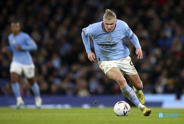 足球中超队长带伤上阵，拼劲获赞